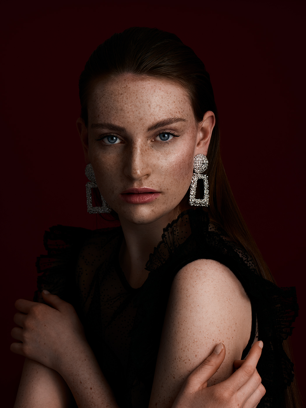 Frau vor rotem Hintergrund Portrait by Eveliene Klink