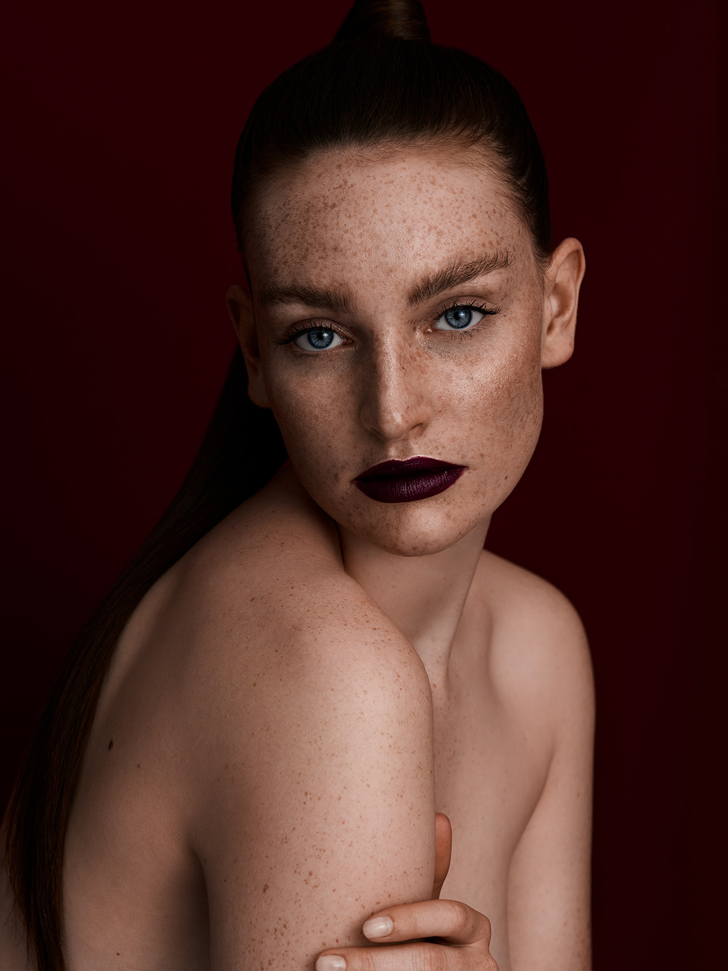 Beautyportrait mit dunklen Lippen by Eveliene Klink