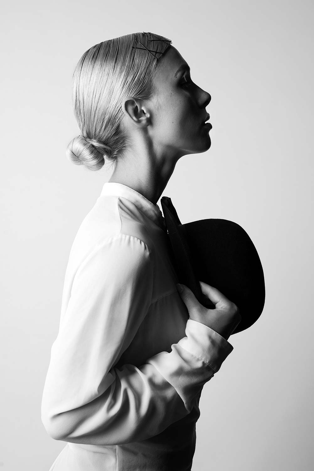 schwarz weiß Portrait Frau mit Hut by Eveliene Klink