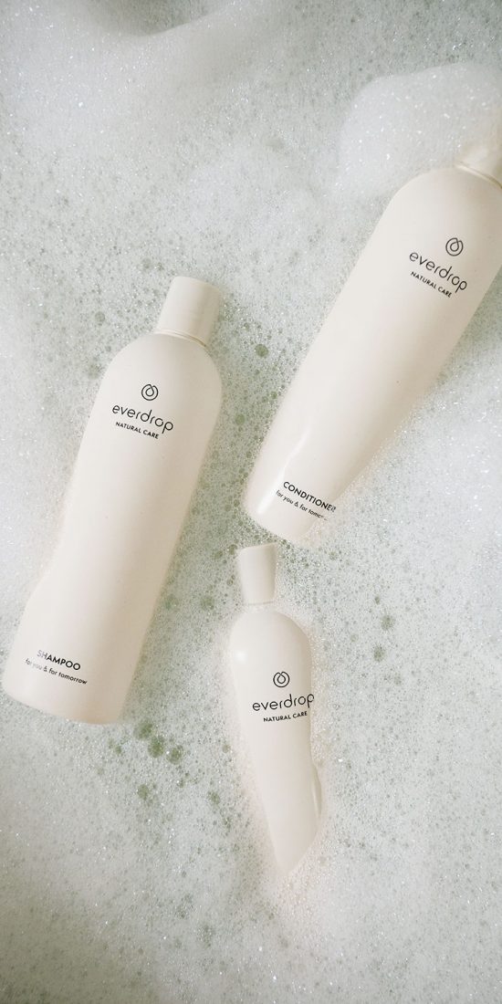 Körperpflege-Produkte in Badewanne by Eveliene Klink