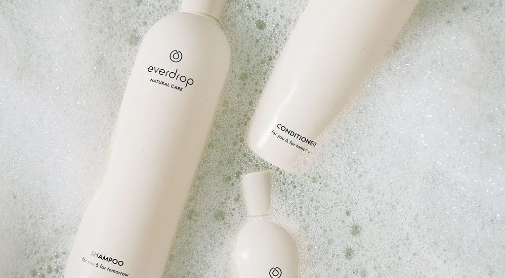 Körperpflege-Produkte in Badewanne by Eveliene Klink