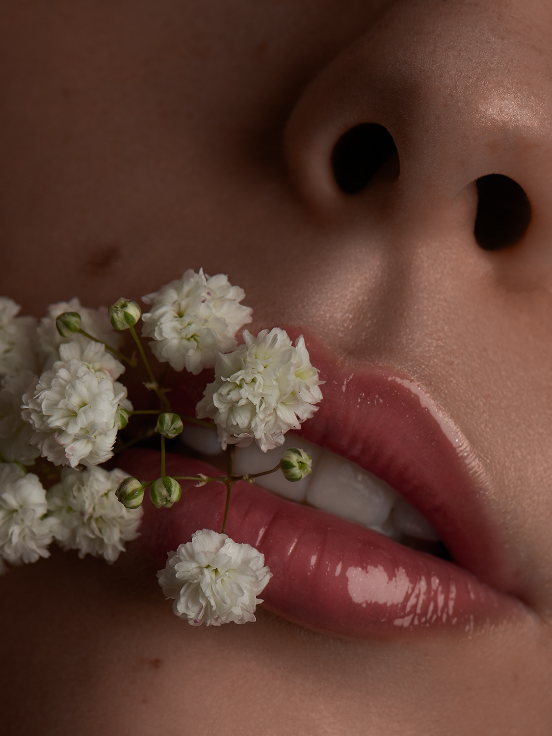 Beauty Aufnahme Lippen mit Blume by Eveliene Klink