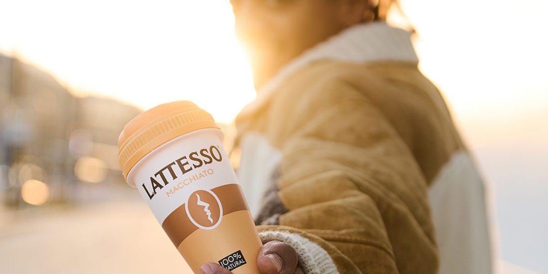 Kaffee Mann auf der Straße content creation von Eveliene Klink