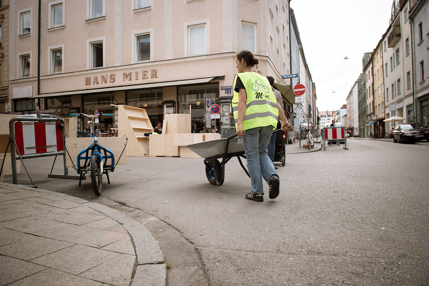 Reportagefotografie Green City Aufbau der Parklets by Eveliene Klink