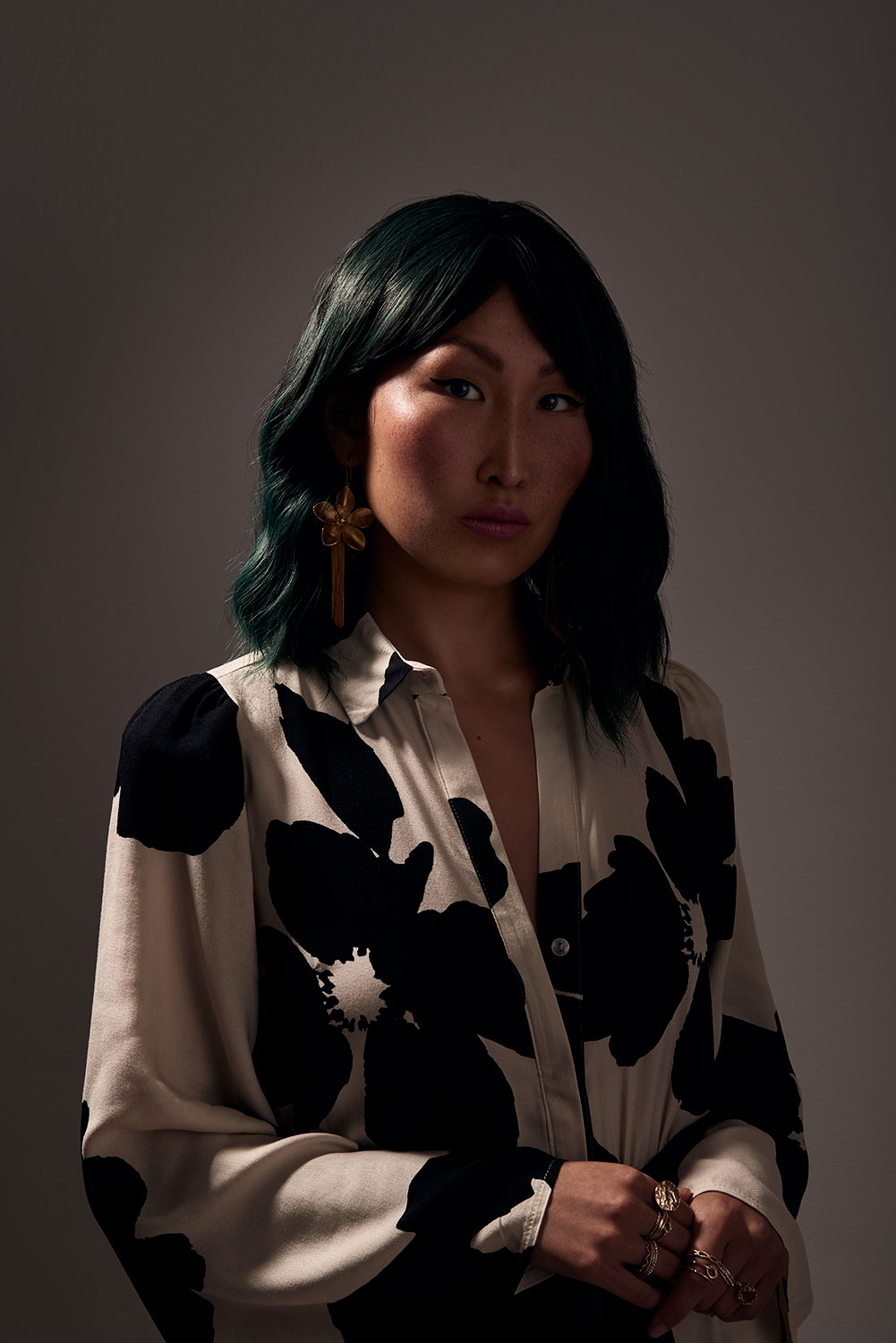Portrait asiatische Frau mit grünen Haaren - Eveliene Klink
