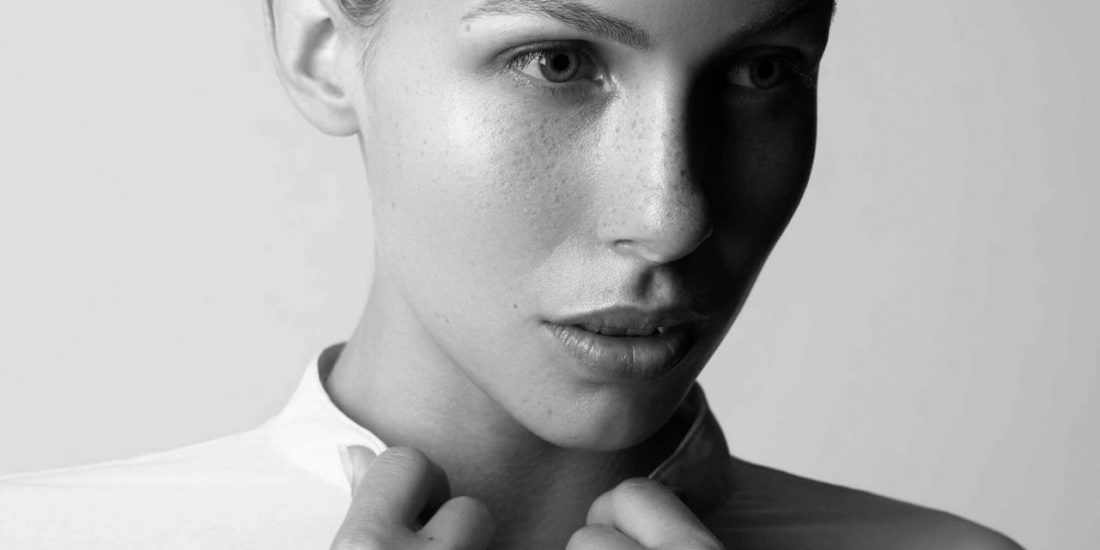 Frau vor weißem Hintergrund schwarz weiß portrait by Eveliene Klink