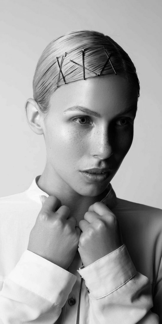 Frau vor weißem Hintergrund schwarz weiß portrait by Eveliene Klink