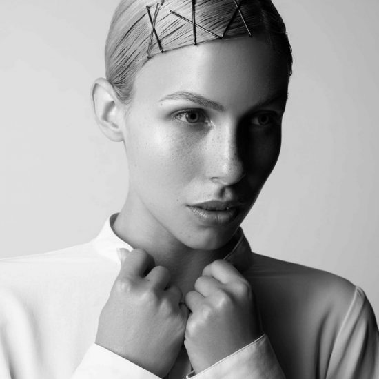 Frau vor weißem Hintergrund schwarz weiß portrait by Eveliene Klink